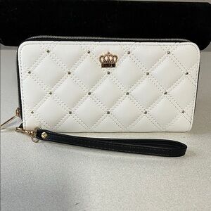 Icing Elegant White Quilted Wristlet Wallet